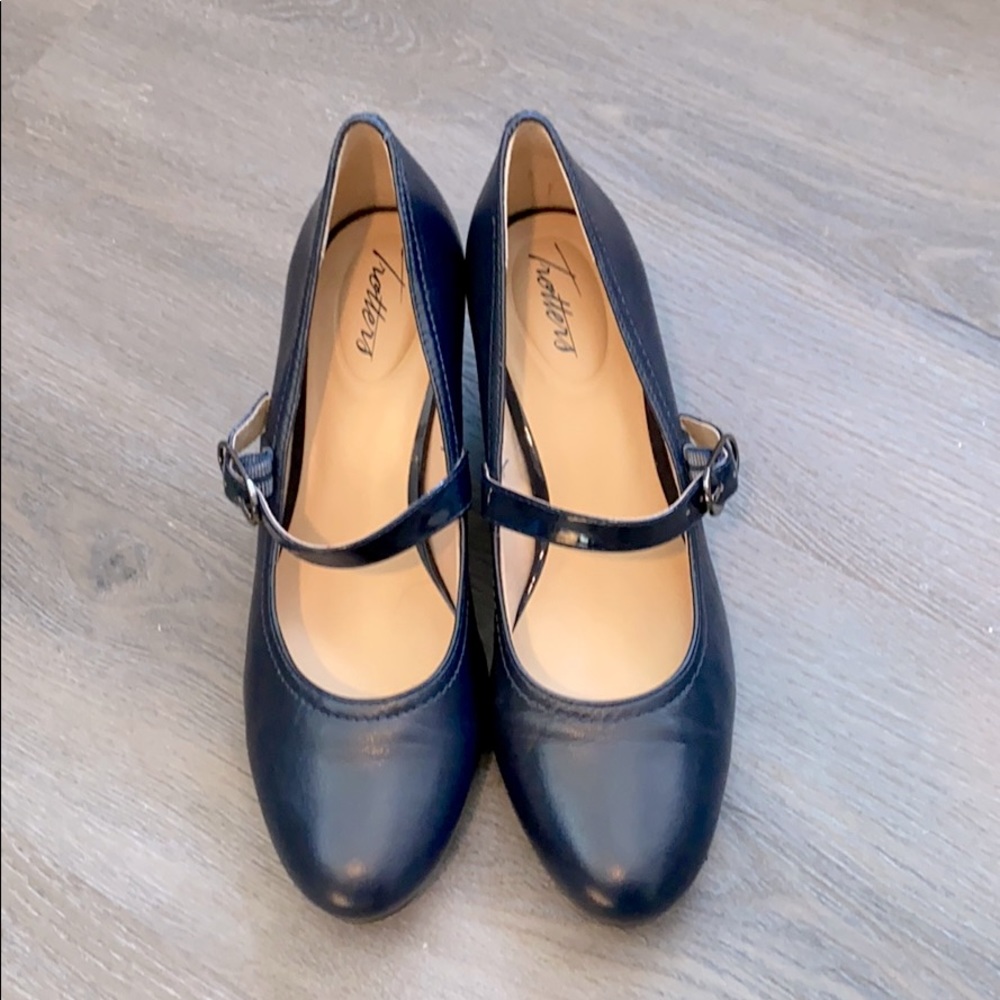 Trotters Navy Leather and Patent Mary Jane Heels